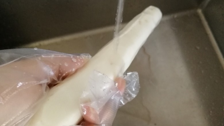 咸蛋黄焗山药,带上手套去皮,清水洗干净。