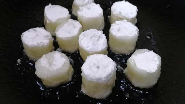 咸蛋黄焗山药,逐个放入山药,中小火慢煎。