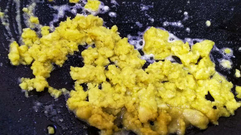 咸蛋黄焗山药,放入咸蛋黄,文火翻炒,把咸蛋黄炒翻沙。