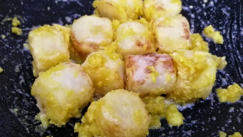 咸蛋黄焗山药,文火快速翻炒,让翻沙的蛋黄均匀包裹上山药块儿。