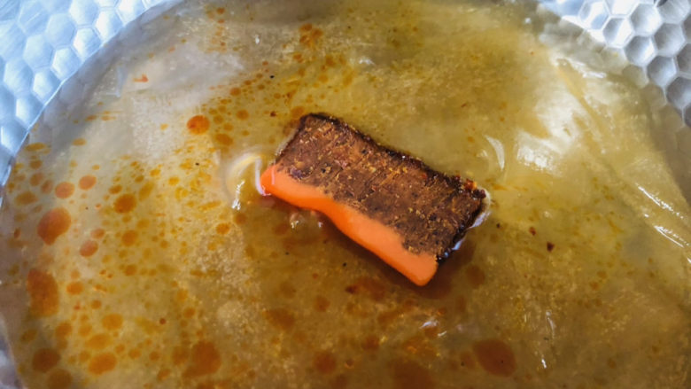 酸辣宽粉,宽粉煮好后,锅中留少许煮宽粉的水,放入牛油火锅底料煮化。
煮牛油火锅底料时,锅里的水不用太多,也不能太少宽粉容易坨在一起。