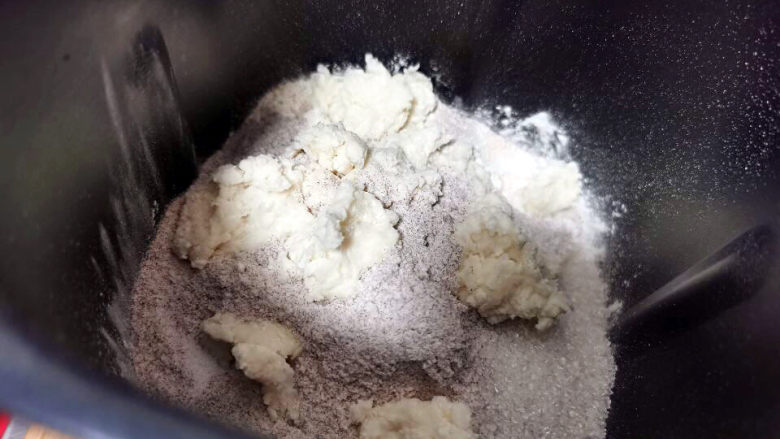 杂粮吐司,面包粉与黑全麦面包粉及烫面,放入面包机
