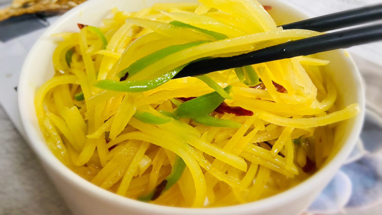 青椒炒土豆丝,清脆爽口,香辣美味