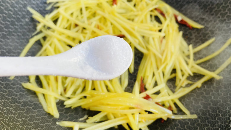 青椒炒土豆丝,根据个人口味加入适量盐
