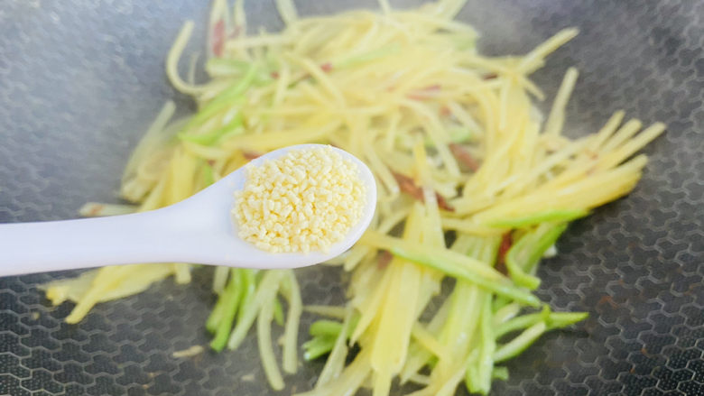 青椒炒土豆丝,鸡精调味