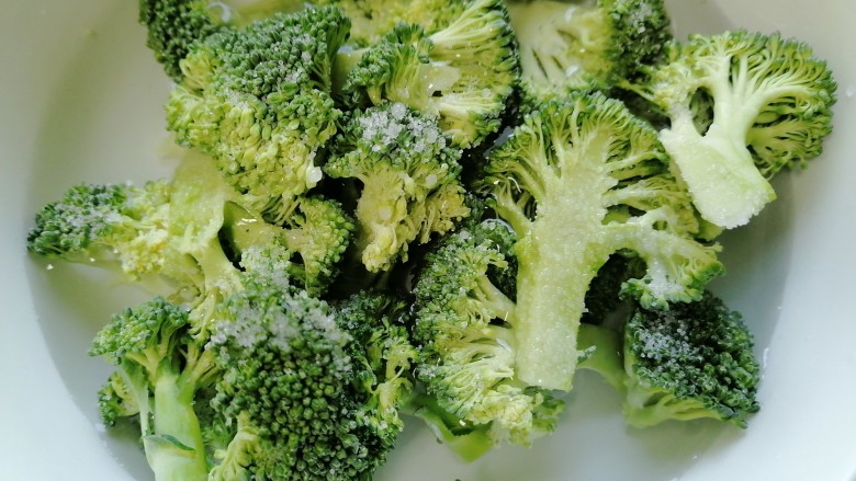蒜蓉西兰花,用盐水浸泡西兰花