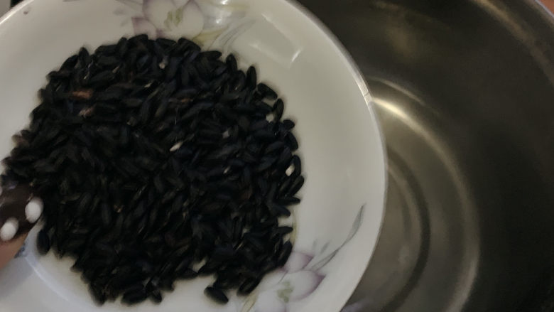 红枣黑米粥,将黑米提前浸泡，并洗净，然后加入锅中。