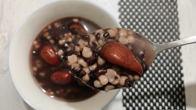 红枣黑米粥,腊八节快到了~一个人如果麻烦于准备过多的食材~那就这样煮上一份这样的一人食过冬吧~