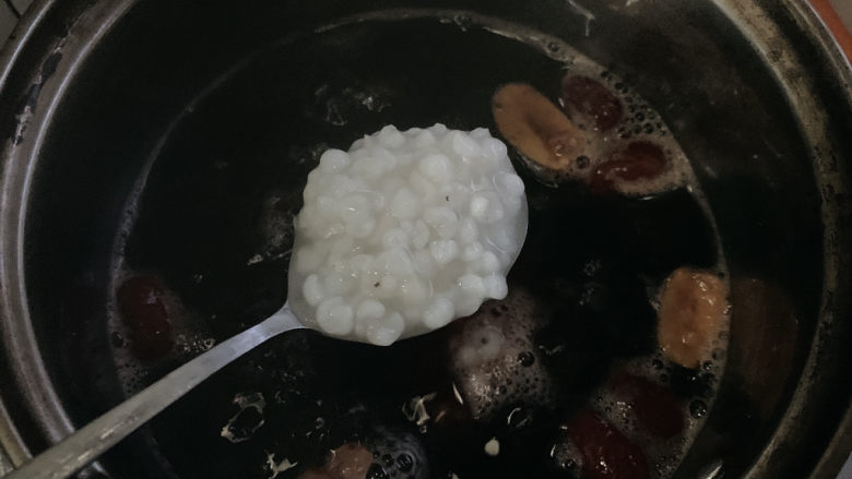 红枣黑米粥,然后可选择性的加入适量<a style='color:red;display:inline-block;' href='/shicai/ 494'>薏米</a>（提前煮好了，所以加进去一同煮）