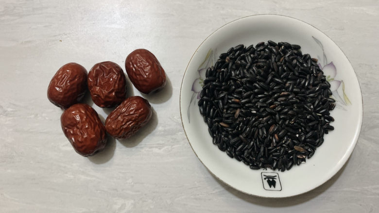 红枣黑米粥,主要食材如图所示示意，<a style='color:red;display:inline-block;' href='/shicai/ 2470'>红枣</a>即可、<a style='color:red;display:inline-block;' href='/shicai/ 496'>黑米</a>适量。