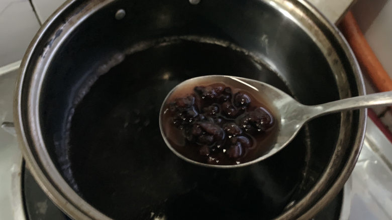 红枣黑米粥,倒入超过黑米一倍的水量，进行煮至，期间观察粥的米汤浓稠度。