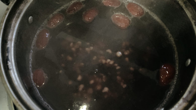 红枣黑米粥,沸腾后，可根据个人喜好，加适量白糖、冰糖、红糖都是可以的。