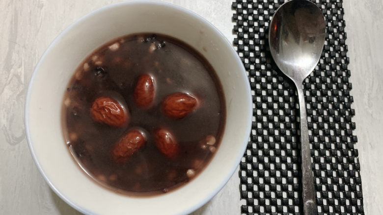 红枣黑米粥,暖暖的黑米粥就完成啦~