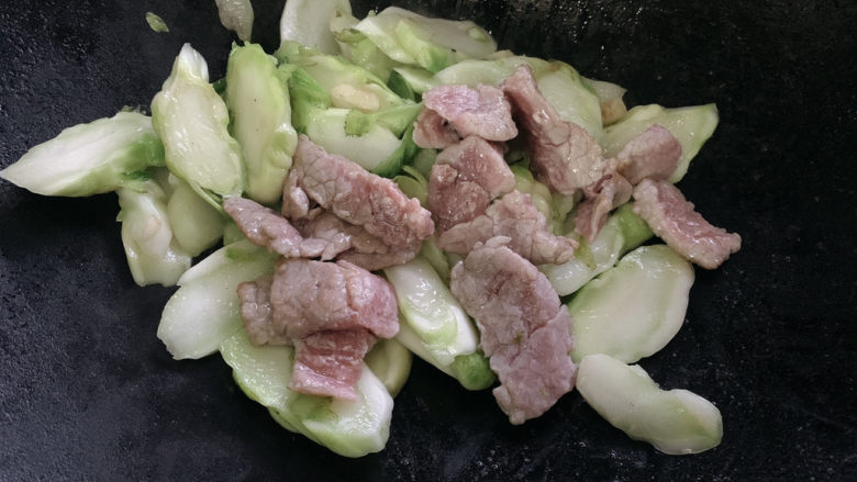 儿菜炒肉片,翻炒均匀后，加入肉片。