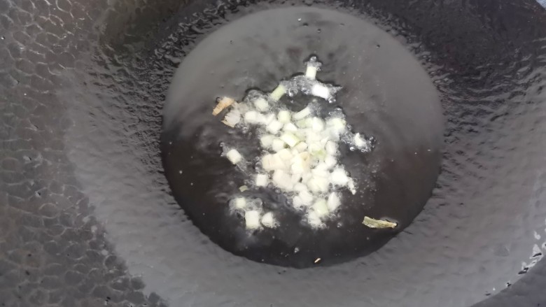 咸蛋黄焗山药,另起锅倒入少许油,放入蒜蒜末炒出香味