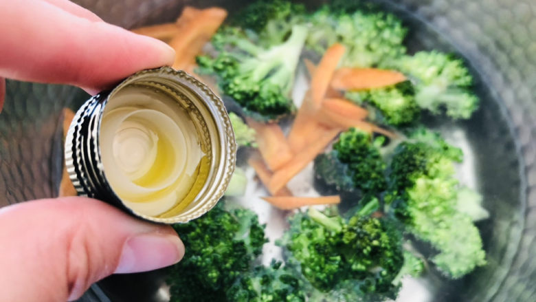 蒜蓉西兰花,焯西兰花时可以加一点点<a style='color:red;display:inline-block;' href='/shicai/ 851'>橄榄油</a>跟食盐，防止西兰花变色。