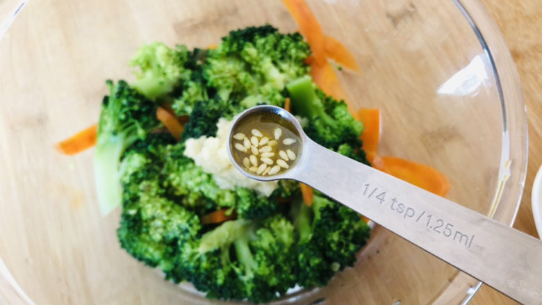 蒜蓉西兰花,喜欢吃辣可以来点<a style='color:red;display:inline-block;' href='/shicai/ 852'>辣椒油</a>非常香哦。