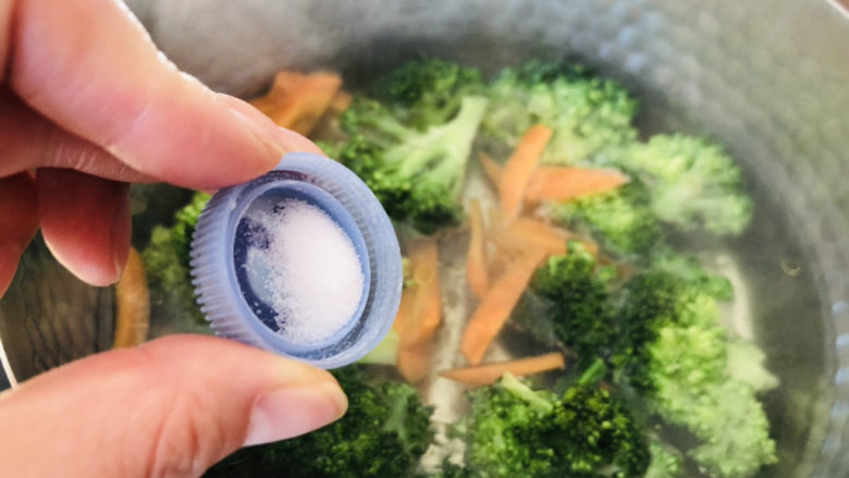 蒜蓉西兰花,加一点点食盐。
西兰花烫熟后立即捞出过冷水，可以保证其脆嫩口感。