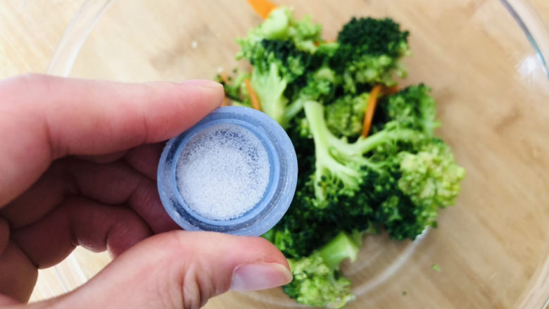 蒜蓉西兰花,最后根据自己口味加一点点食盐调咸味。