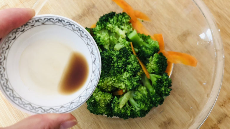 蒜蓉西兰花,西兰花焯好水后，捞出过冷水控干水分，放入碗中加入少许<a style='color:red;display:inline-block;' href='/shicai/ 750'>陈醋</a>，喜欢酸一点可以多来点醋。