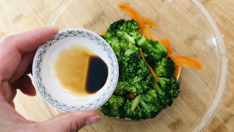 蒜蓉西兰花,加入<a style='color:red;display:inline-block;' href='/shicai/ 692'>酱油</a>调味。