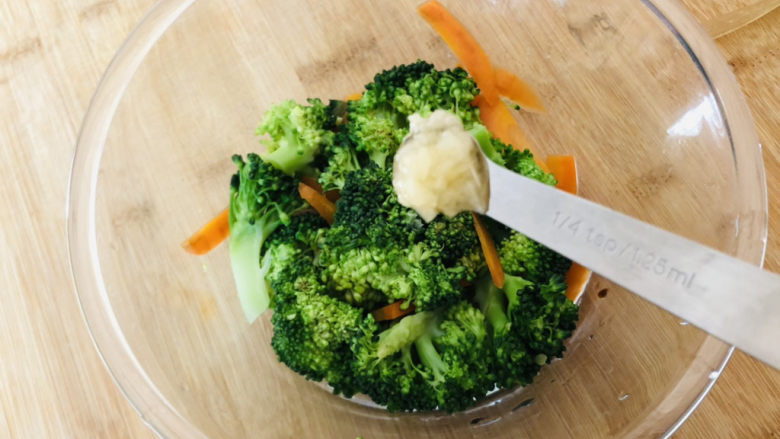 蒜蓉西兰花,<a style='color:red;display:inline-block;' href='/shicai/ 9145'>蒜泥</a>。