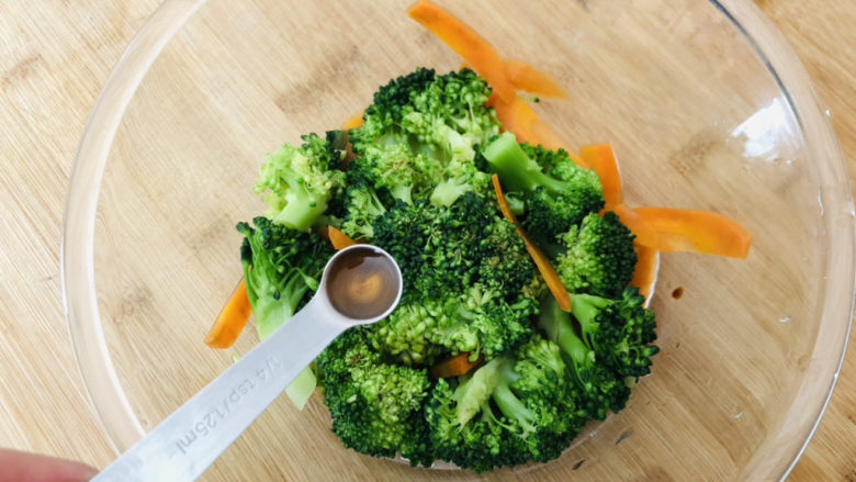 蒜蓉西兰花,少许<a style='color:red;display:inline-block;' href='/shicai/ 847'>香油</a>。