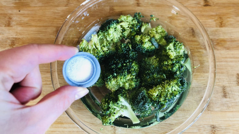 蒜蓉西兰花,<a style='color:red;display:inline-block;' href='/shicai/ 119'>西兰花</a>掰小朵放入碗中，加2克食盐先用淡盐水浸泡10分钟。