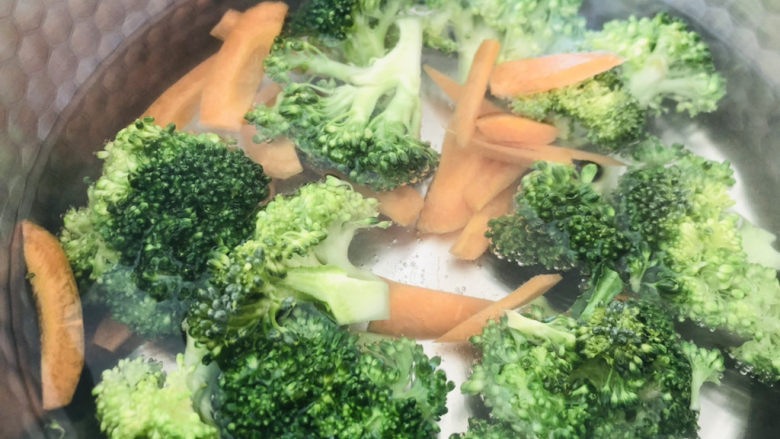 蒜蓉西兰花,锅中加入适量清水烧开，水开后放入泡好的西兰花、胡萝卜焯水。