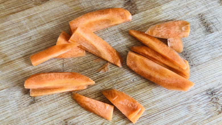 蒜蓉西兰花,<a style='color:red;display:inline-block;' href='/shicai/ 25'>胡萝卜</a>去皮切薄片，<a style='color:red;display:inline-block;' href='/shicai/ 25'>胡萝卜</a>一丢丢即可这里主要是为了配色。