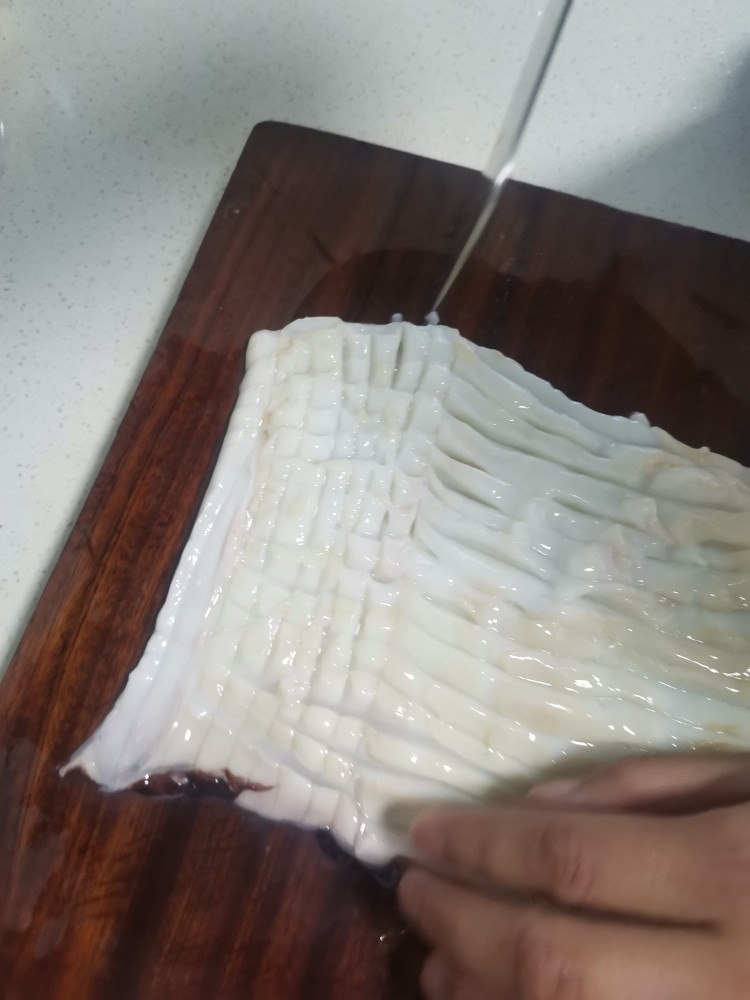 爆炒鱿鱼花,在横着切,切成这样的形状