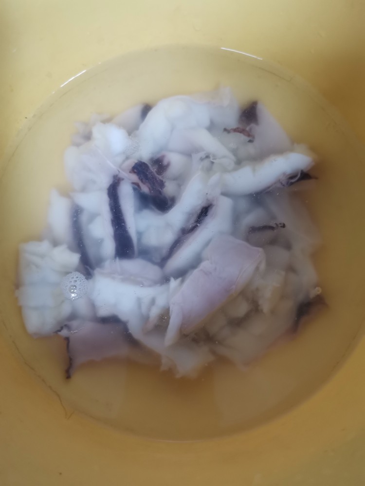 爆炒鱿鱼花,然后切成小条,泡冷水
