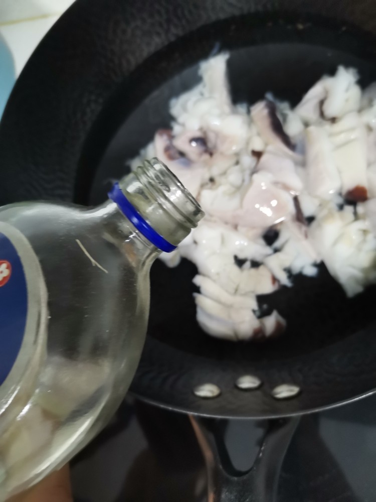 爆炒鱿鱼花,起锅烧水,水开下鱿鱼,白酒