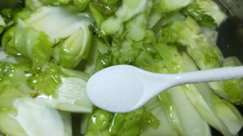 儿菜炒肉,儿菜切好放入一勺食盐冷水浸泡,这样炒出的儿菜不易烂,保留口感