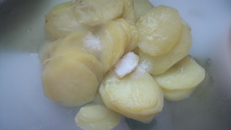 芝士土豆球,取出来倒入大碗里,放适量盐