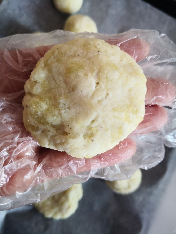 芝士土豆球,取一个剂子,按扁