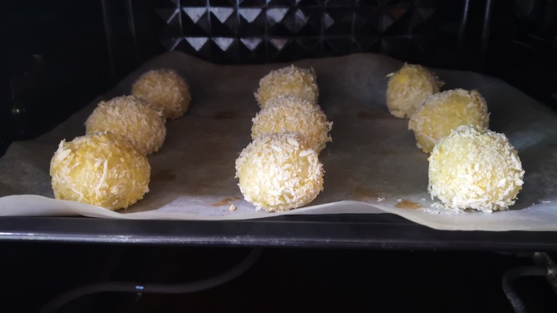 芝士土豆球,放进预热好的烤箱里,上下火180度烤10到15分钟