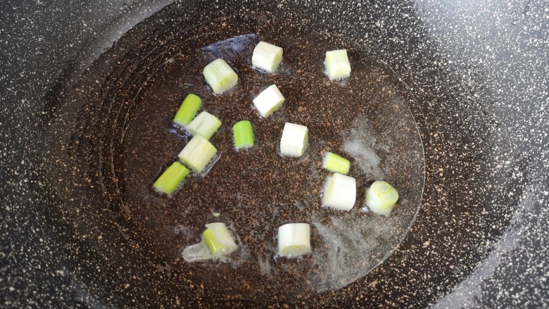 清炒黄豆芽,炒锅内倒适量的食用油烧热,下入葱段炒香。