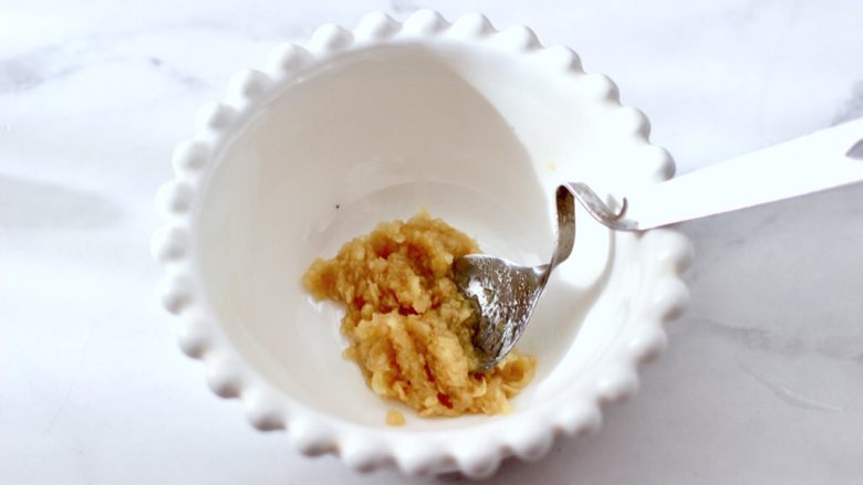 彩椒蒜香海虹,<a style='color:red;display:inline-block;' href='/shicai/ 2794'>大蒜</a>去皮捣成泥状,放入碗中。