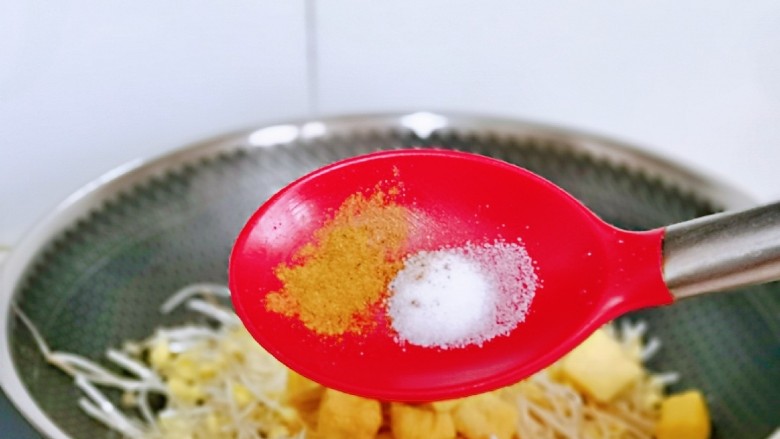 清炒黄豆芽,按个人口味加入盐,<a style='color:red;display:inline-block;' href='/shicai/ 829'>十三香</a>。