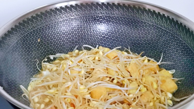 清炒黄豆芽,加入半小碗纯净水烧开,转小火煮3-4分钟,将豆芽焯水即可。