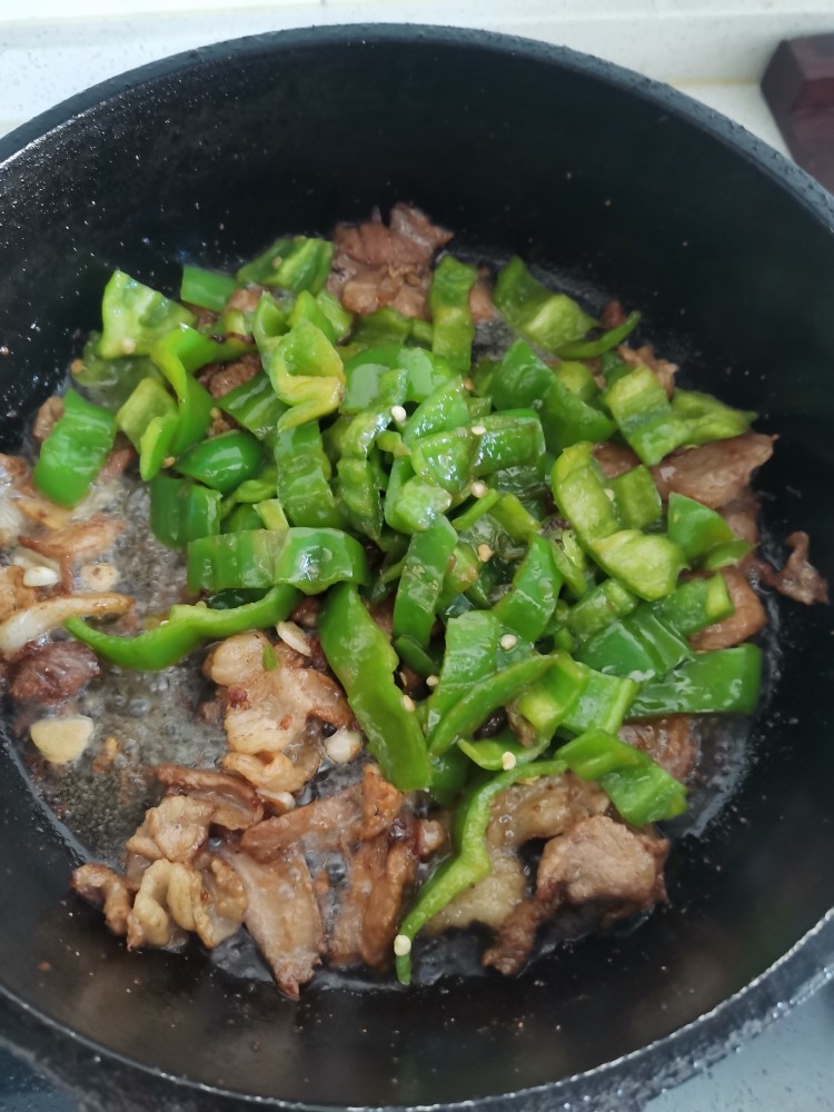 尖椒炒肉,下入辣椒，大火翻炒