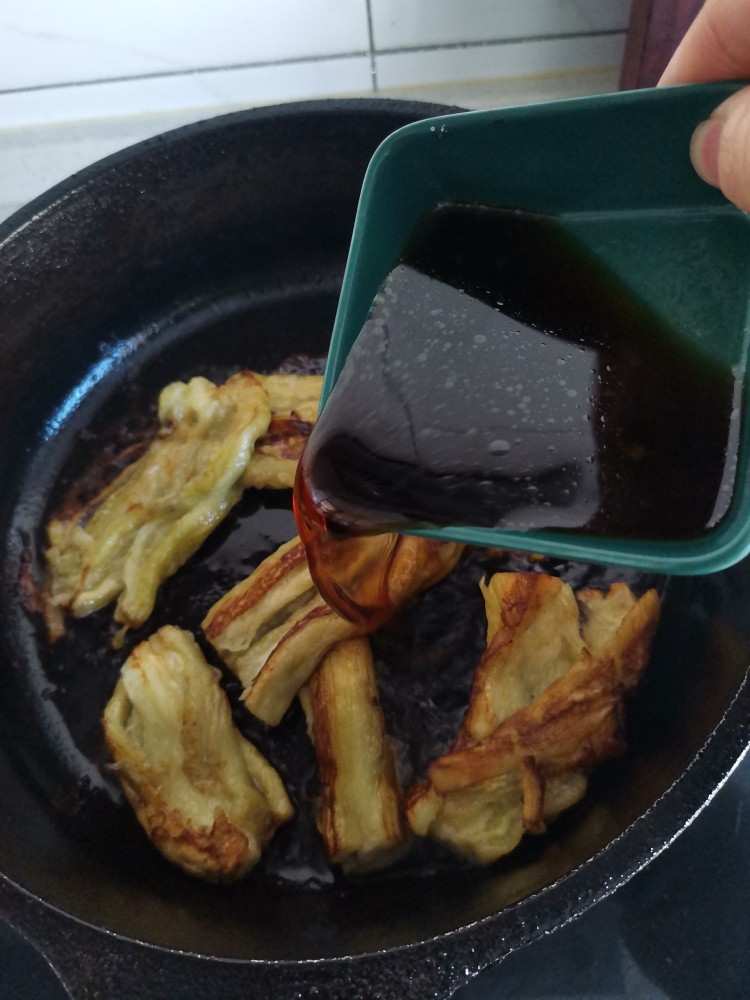 蒲烧茄子饭,加入酱汁