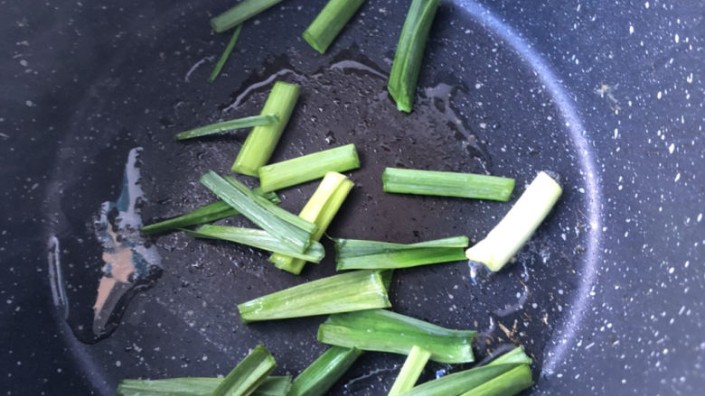 清炒黄豆芽,下入蒜叶爆香。