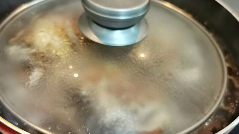照烧鸭腿,盖上盖子,继续煮至收汁