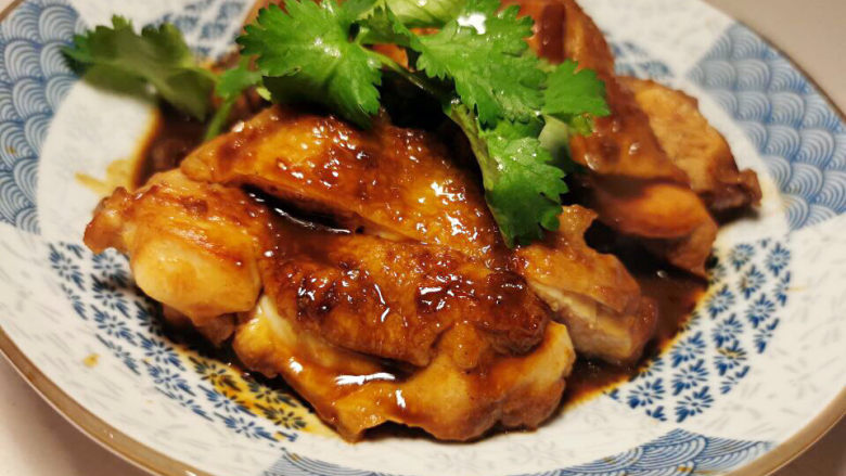 照烧鸭腿,成品盘中先放入洋葱,再把鸡腿肉码上去,淋上浓缩酱汁,好馋人