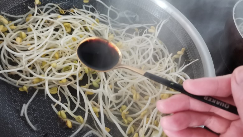 清炒黄豆芽,加入味极鲜