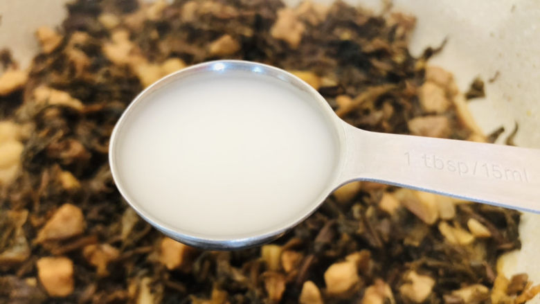 梅干菜肉包,然后加适量水淀粉勾芡,加水淀粉是为了吸收里面多余汤汁,快速翻炒均匀即可关火。
🙇🏻♀️水淀粉(水+淀粉)的量不用太多根据锅中汤汁浓稠度进行增减。
