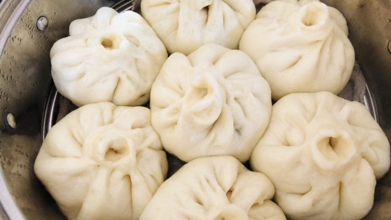 梅干菜肉包,大火上汽后转中火蒸15分钟,关火焖3分钟再打开盖子。