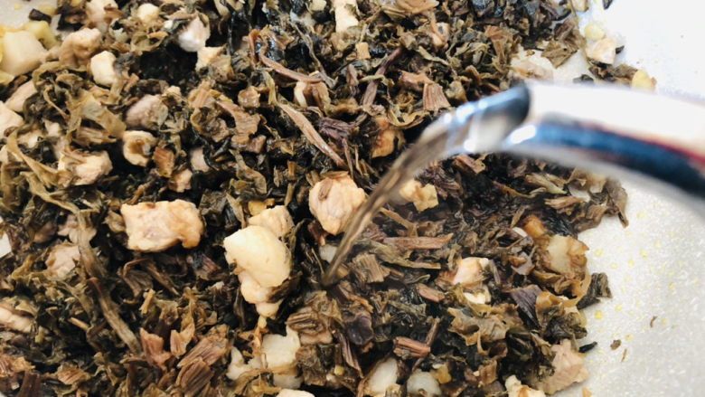 梅干菜肉包,加入适量清水烧5分钟左右,加水是为了让肉跟梅干菜吸收调料的味道,水不要过多,一丢丢即可。